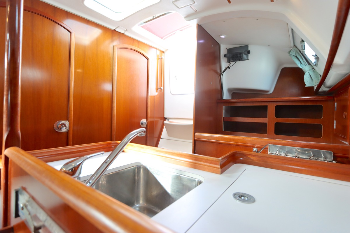 foto: 8 Beneteau Oceanis Clipper 331 Lifting keel
