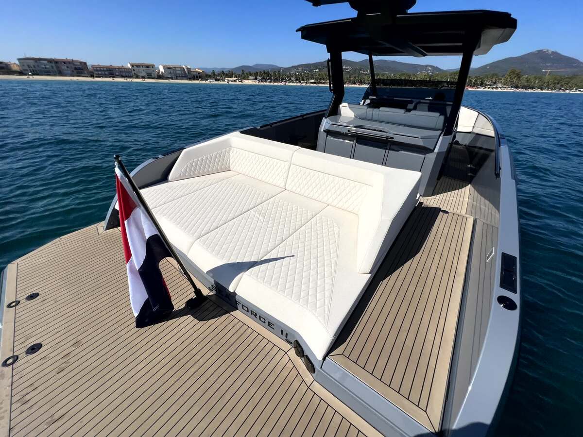 foto: 4 Vanquish  40 Sports Line
