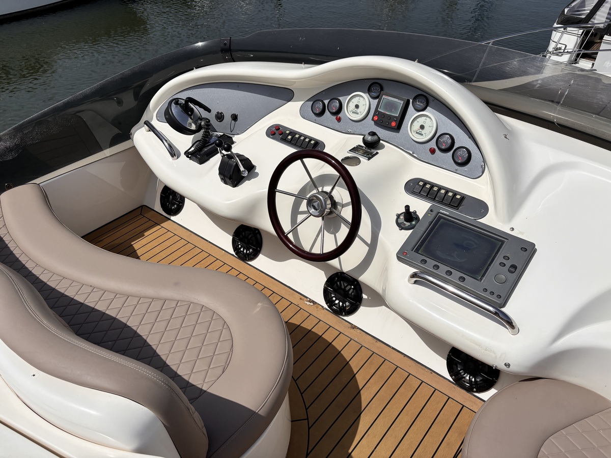 foto: 9 Azimut 46 Fly
