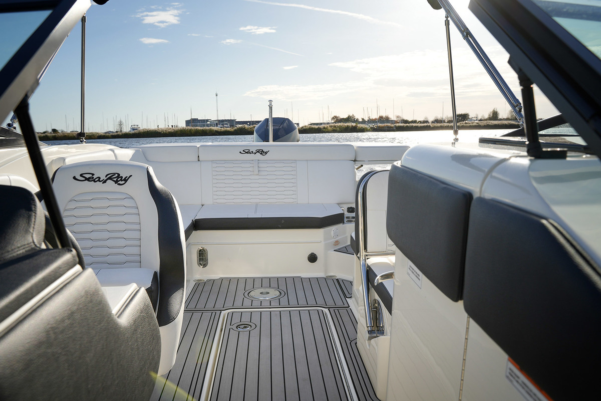 foto: 14 Sea Ray SPX 230 Outboard