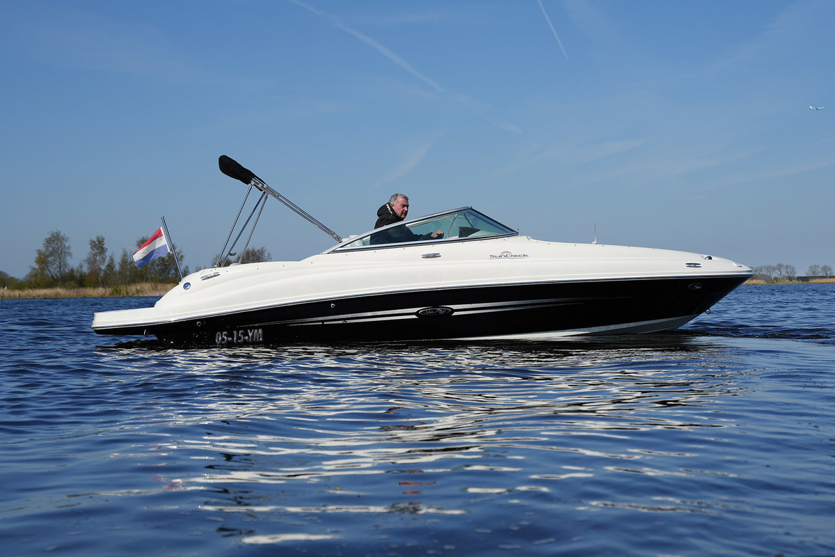 foto: 7 Sea Ray 220 Sundeck