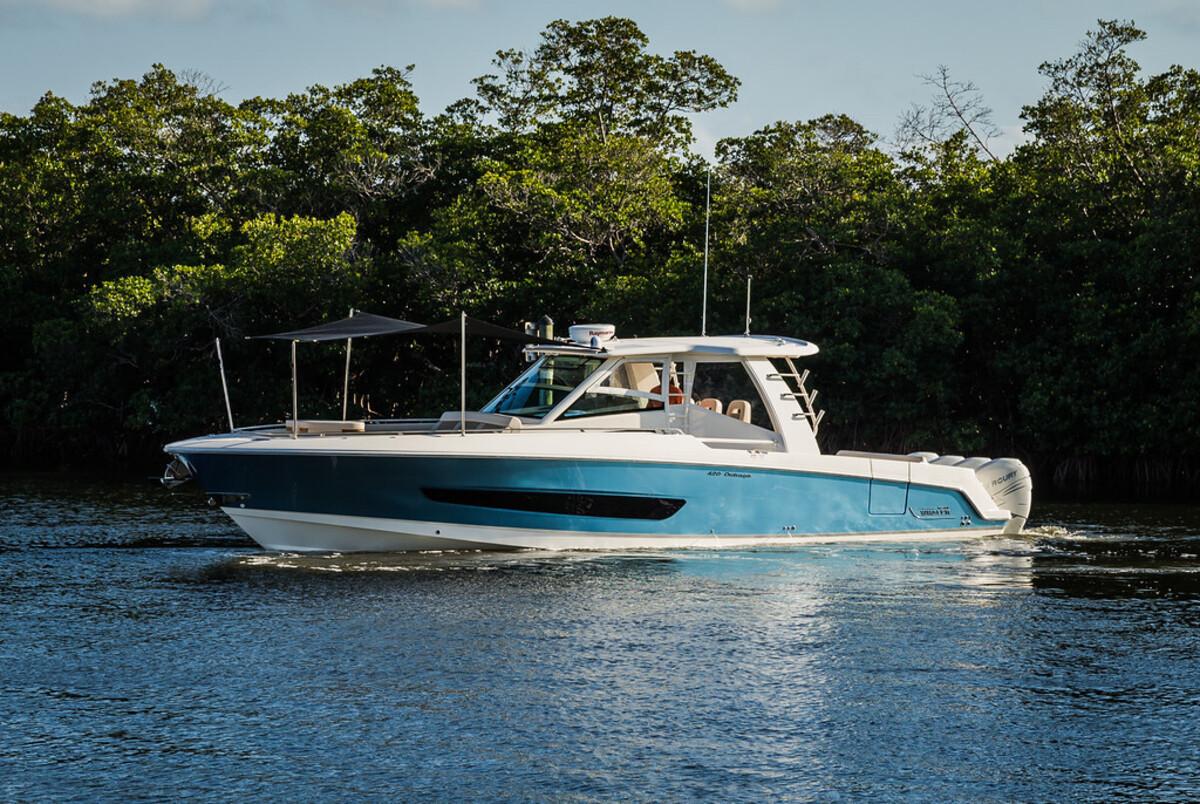 foto: 6 Boston Whaler 420 Outrage