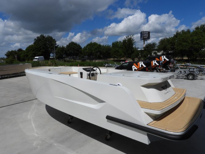 foto: 5 Luxury Alu Tender 77