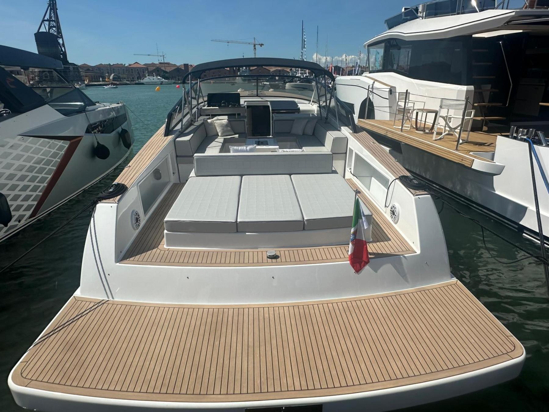 foto: 11 Vandutch 48
