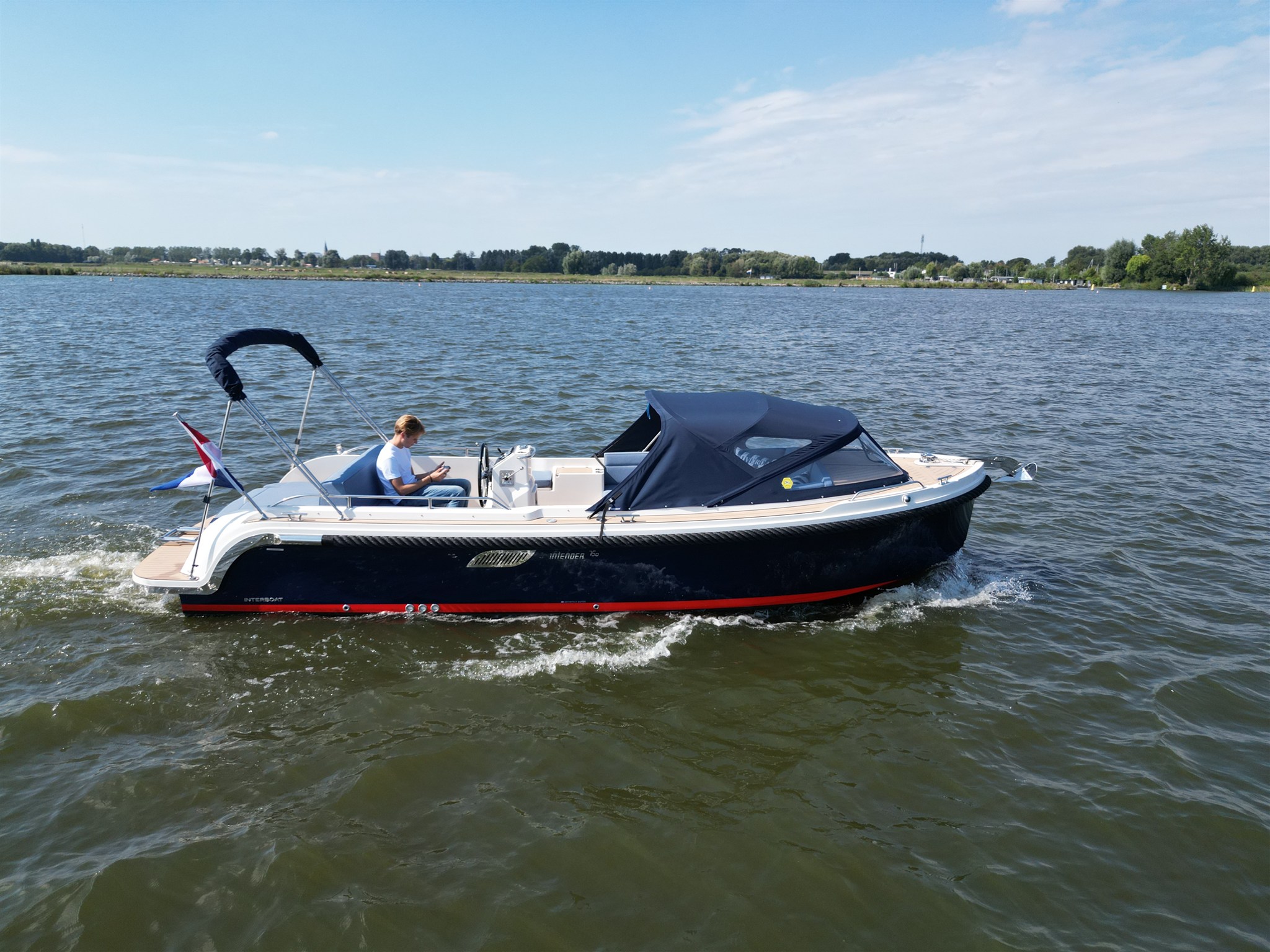 foto: 8 Interboat Intender 750 Cabin