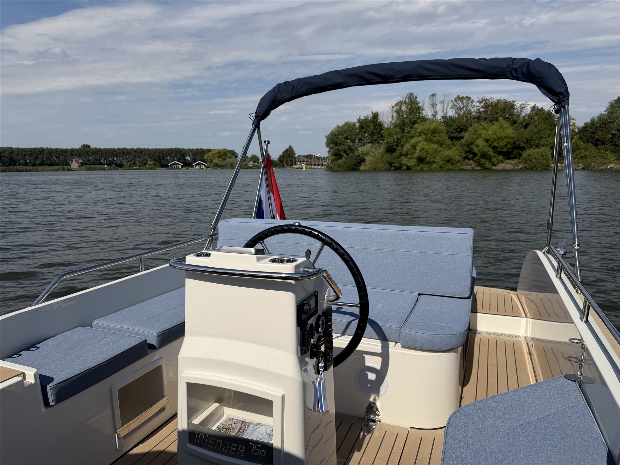 foto: 9 Interboat Intender 750 Cabin