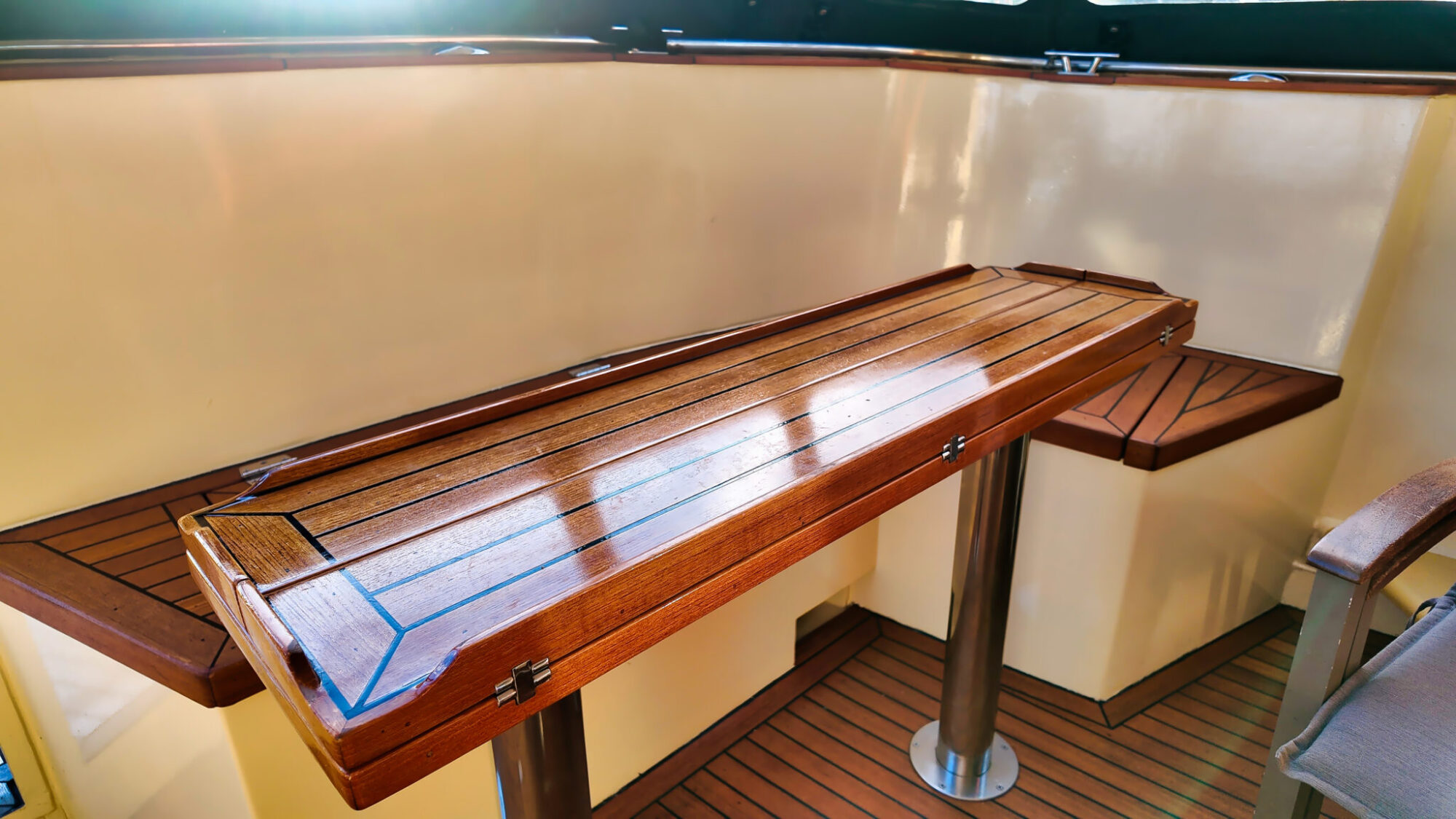 foto: 6 Bruce Roberts Bruce Roberts Euro 12.00 Flybridge