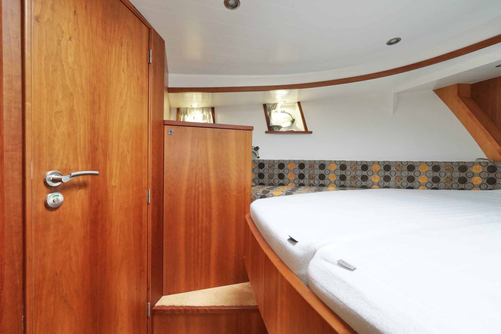 foto: 24 Serious Yachts Serious Yachts Gently Low Bridge 45 Sedan