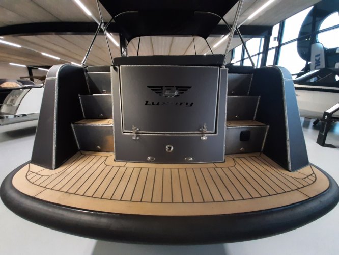 foto: 5 Luxury Alu Tender 65