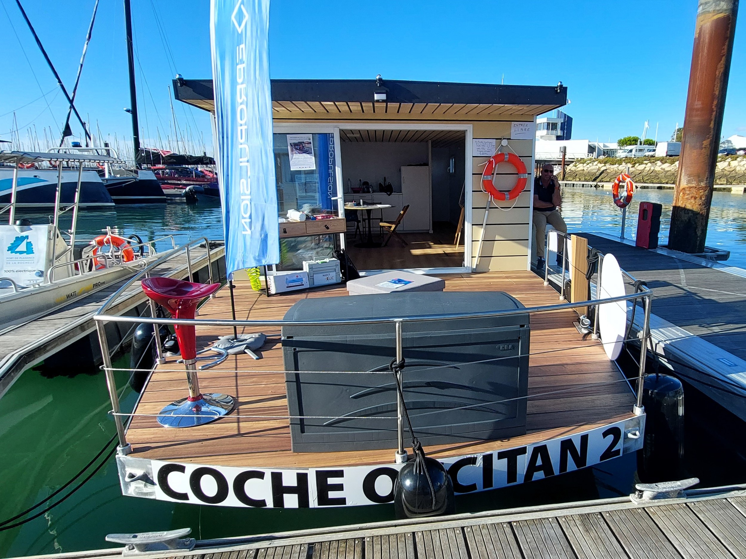 foto: 19 PHOEBUS COCHE SOLAIRE  LECTRICAL SELF POWERED BOAT Catamaran Standaard