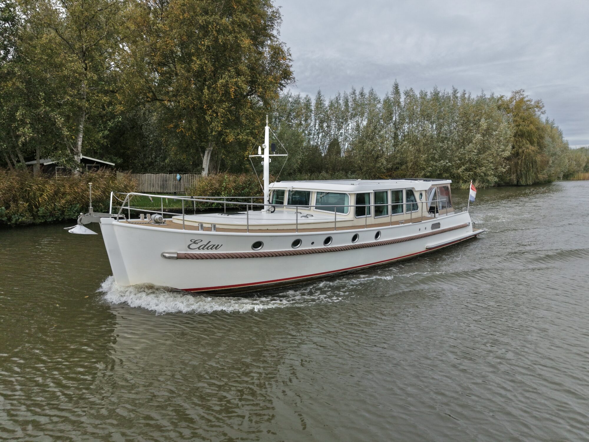 foto: 25 Serious Yachts Serious Yachts Gently Low Bridge 45 Sedan