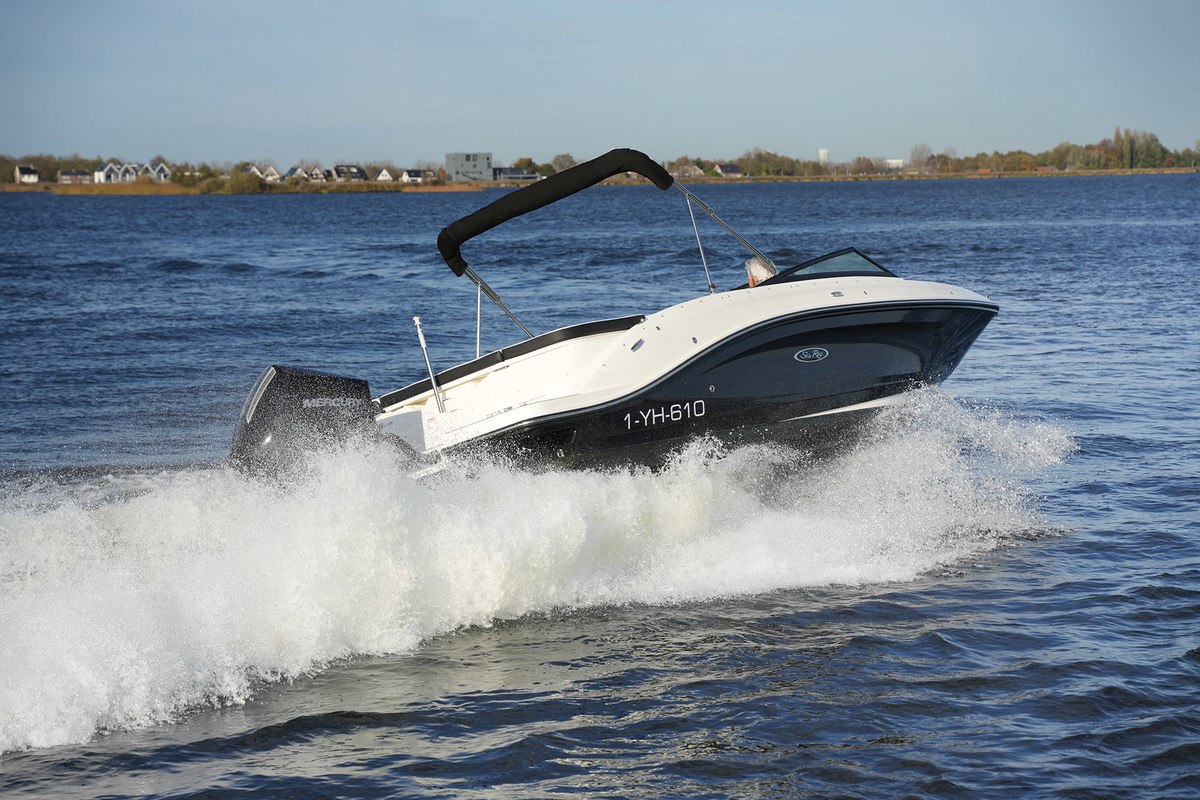 foto: 15 Sea Ray SPX 230 Outboard