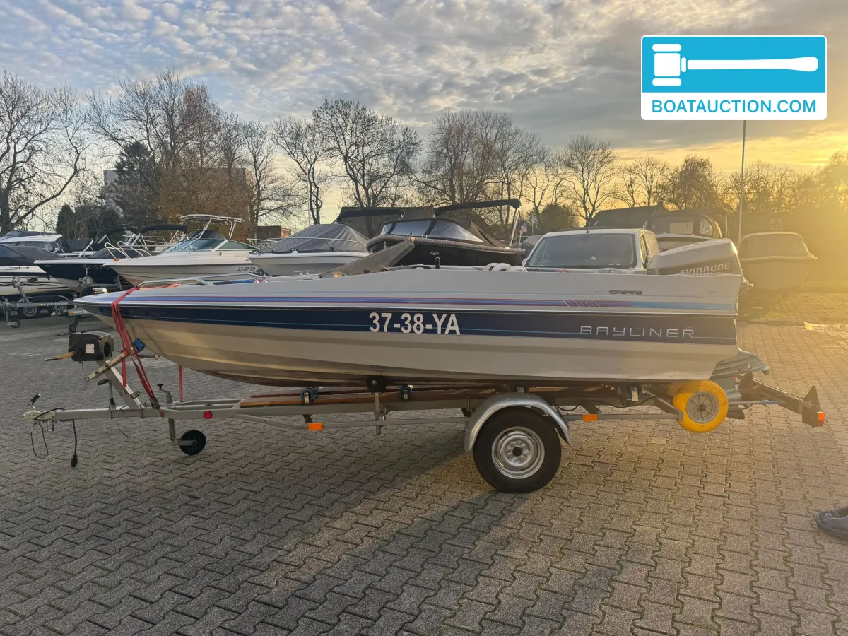 foto: 6 Bayliner Capri 1500