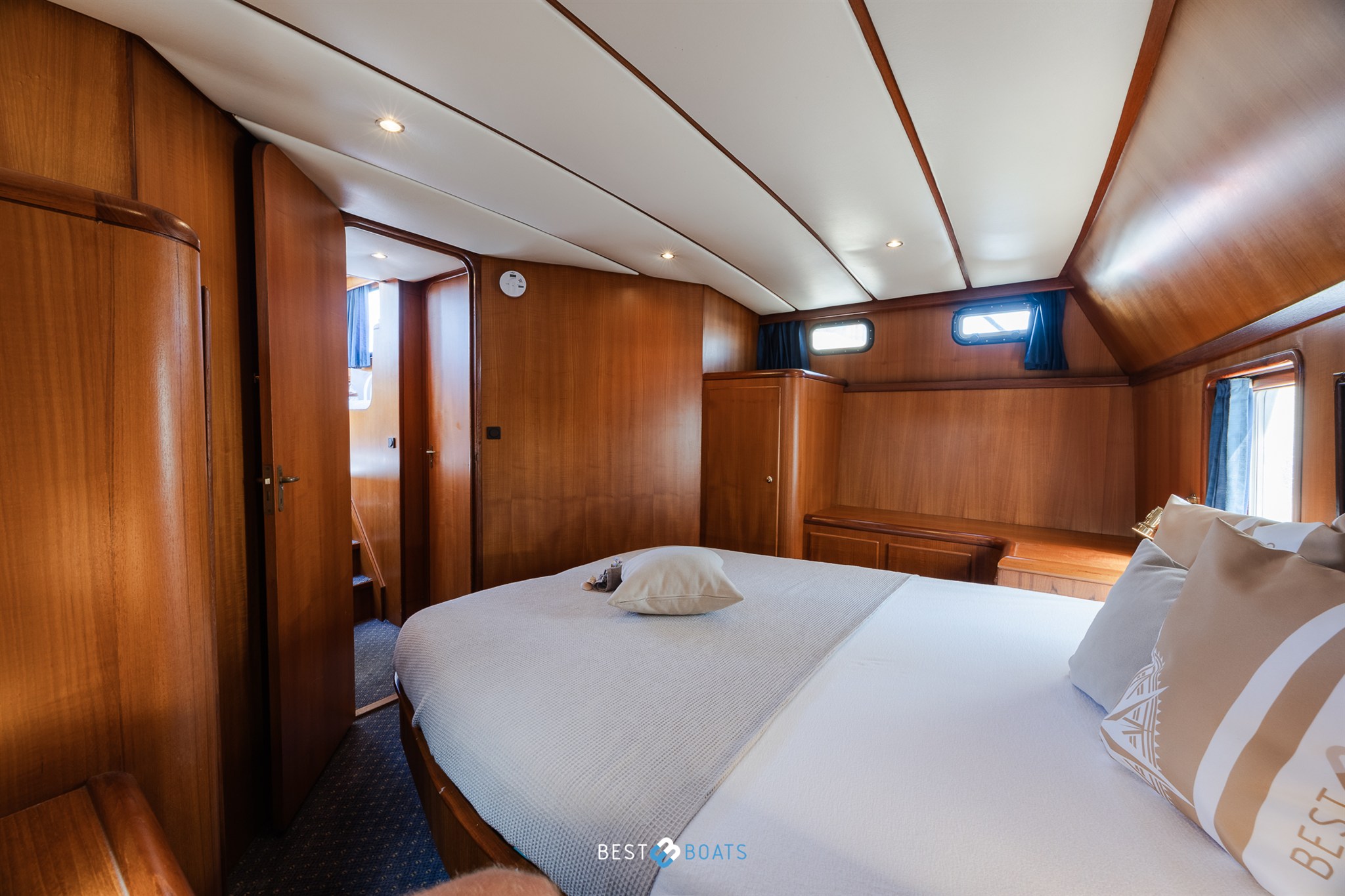 foto: 14 Vri-Jon Contessa 45E