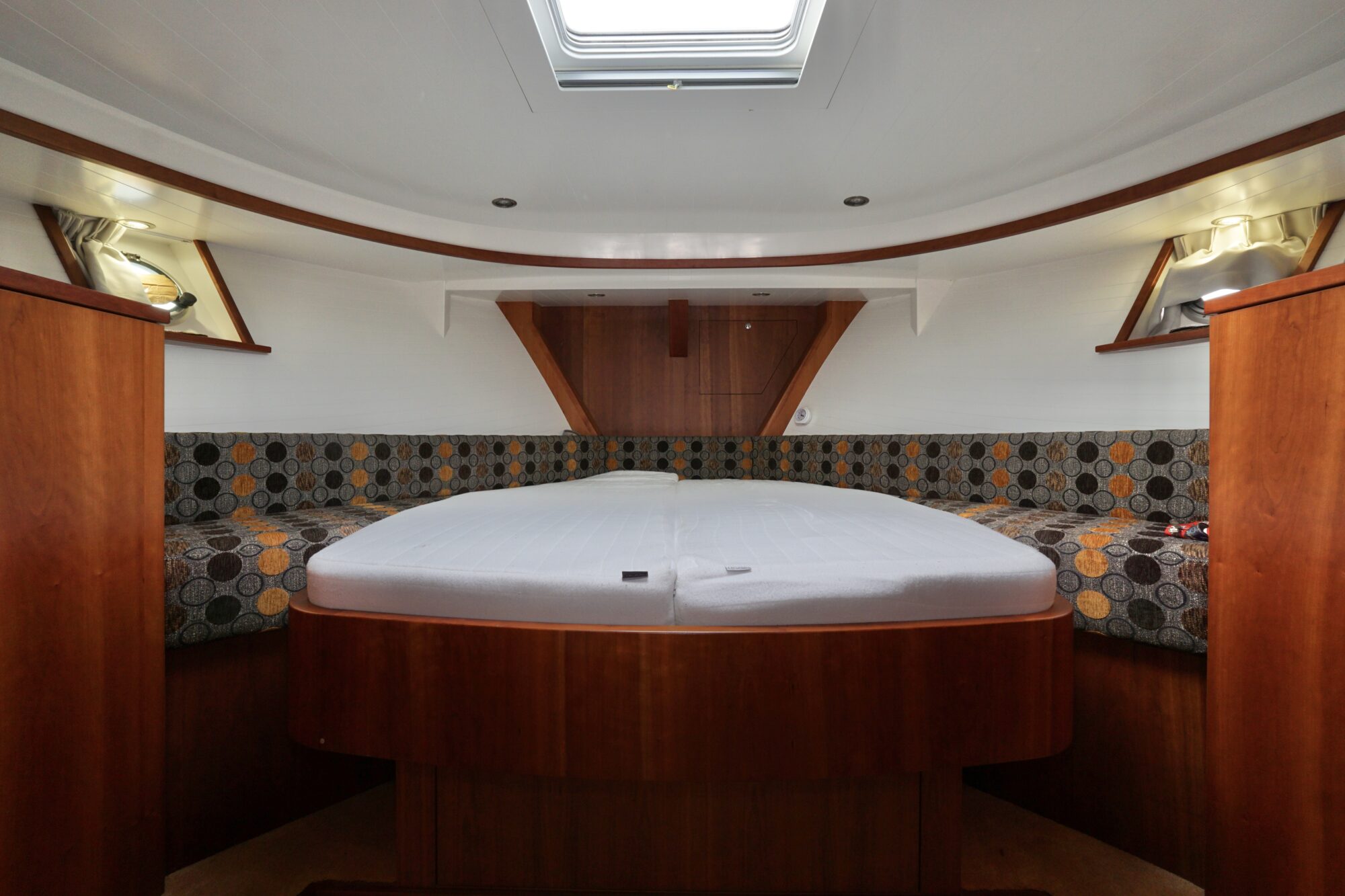 foto: 27 Serious Yachts Serious Yachts Gently Low Bridge 45 Sedan