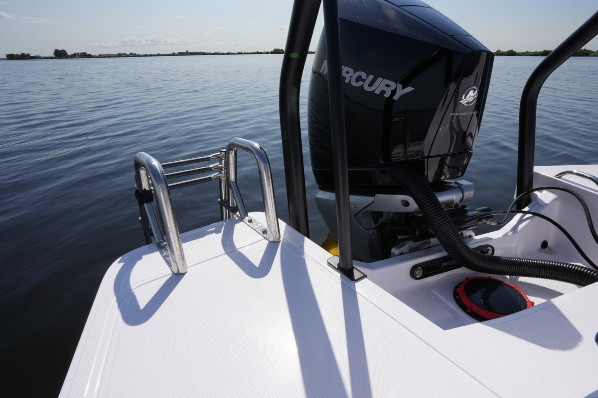 foto: 15 Axopar 25 Cross Bow