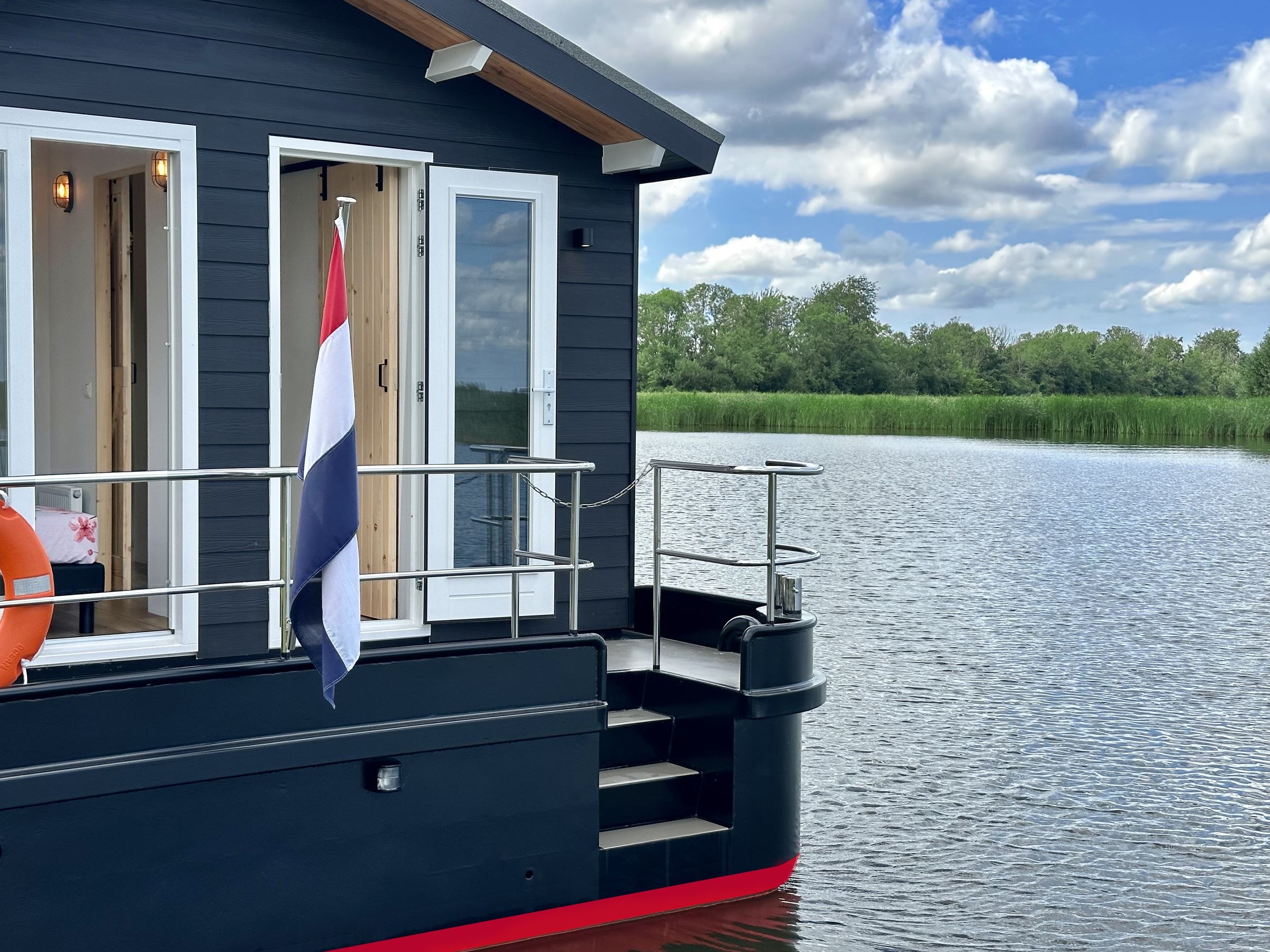 foto: 13 HOMESHIP VaarChalet 1250D Luxe Houseboat