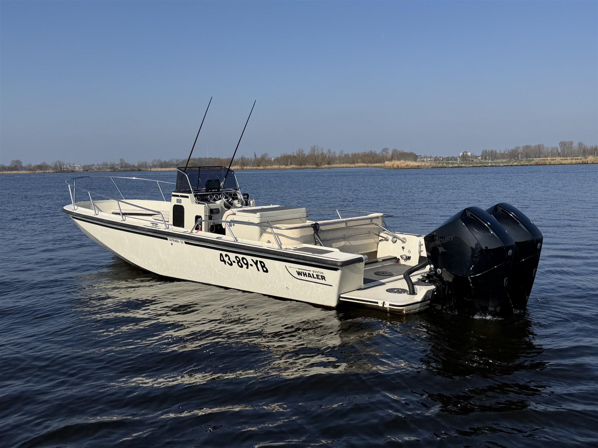 foto: 5 Boston Whaler OUTRAGE 25