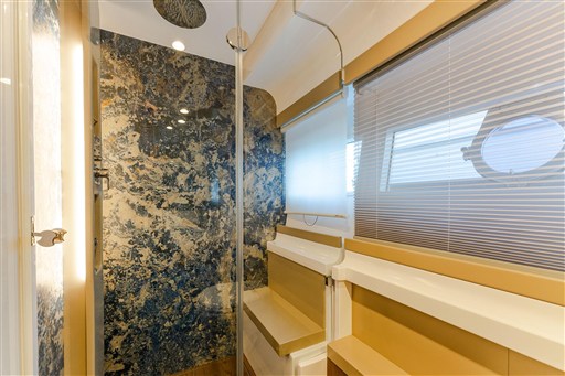 foto: 6 Ferretti Yachts 550