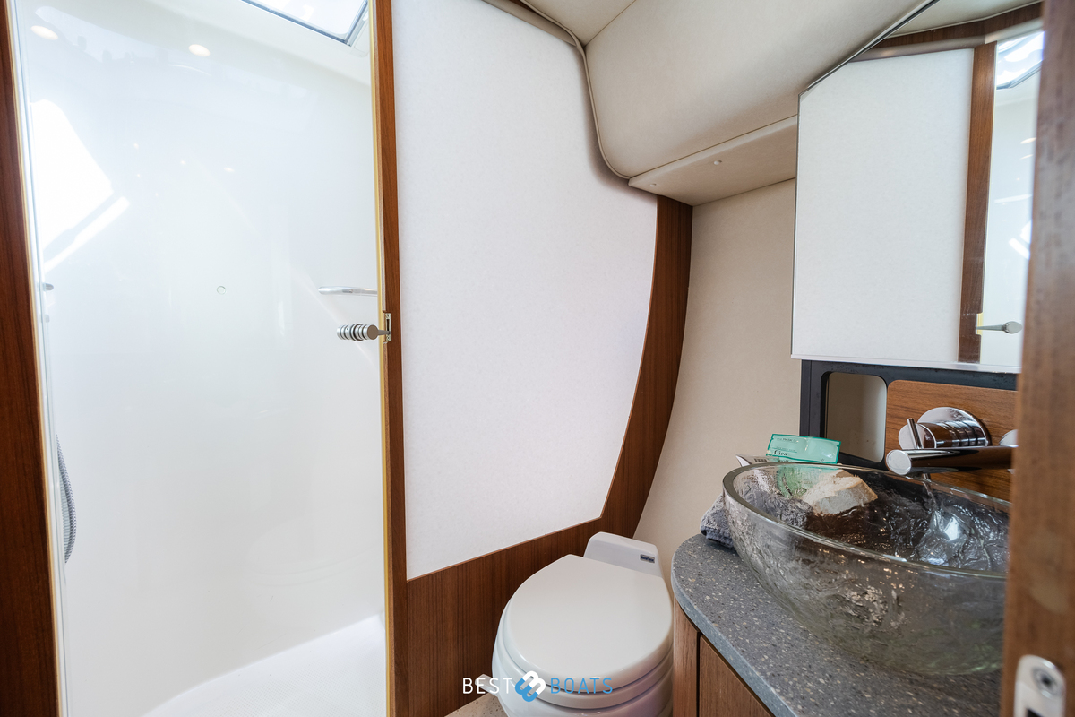 foto: 6 Tiara 4300 Sovran