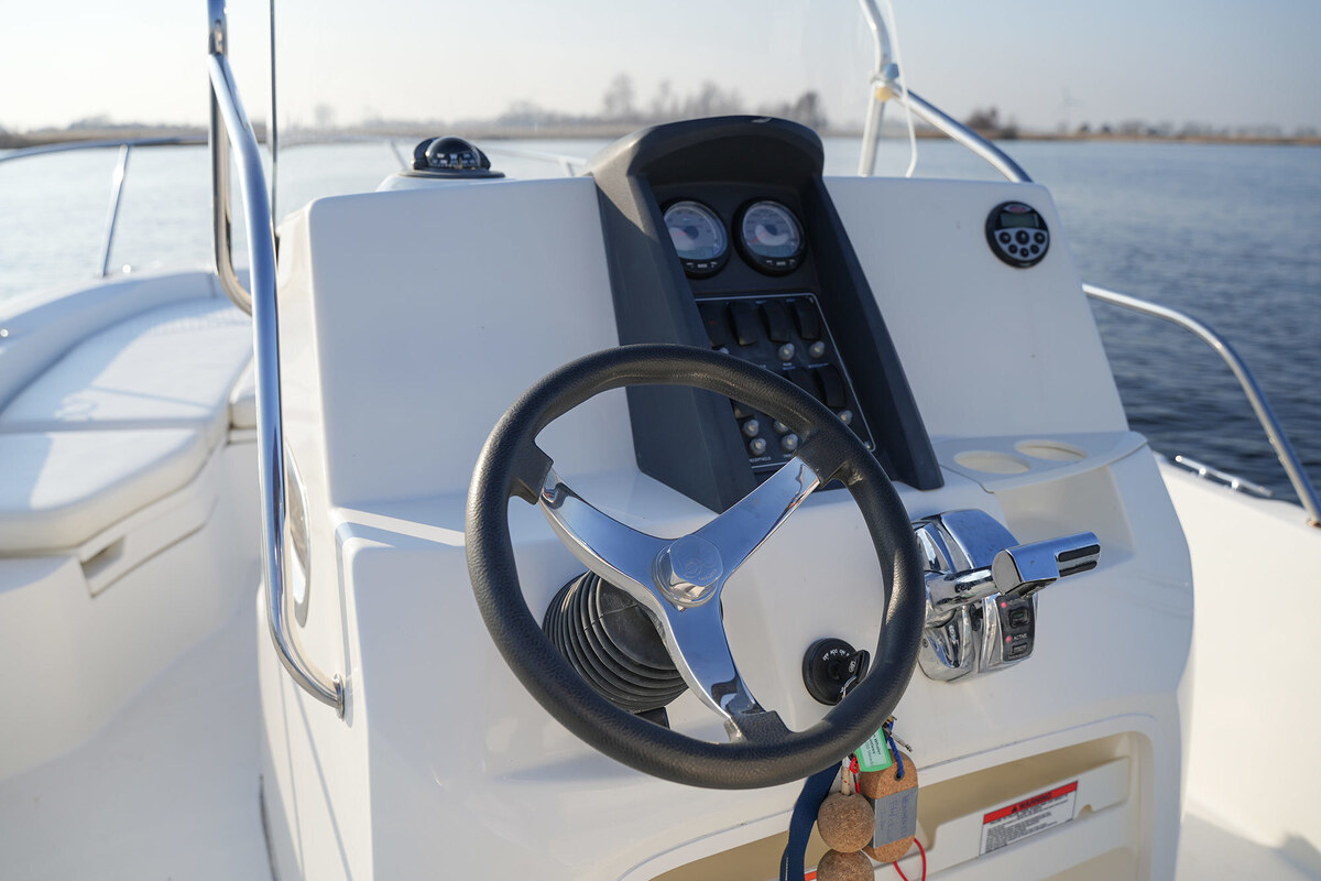 foto: 6 Boston Whaler 230 Dauntless