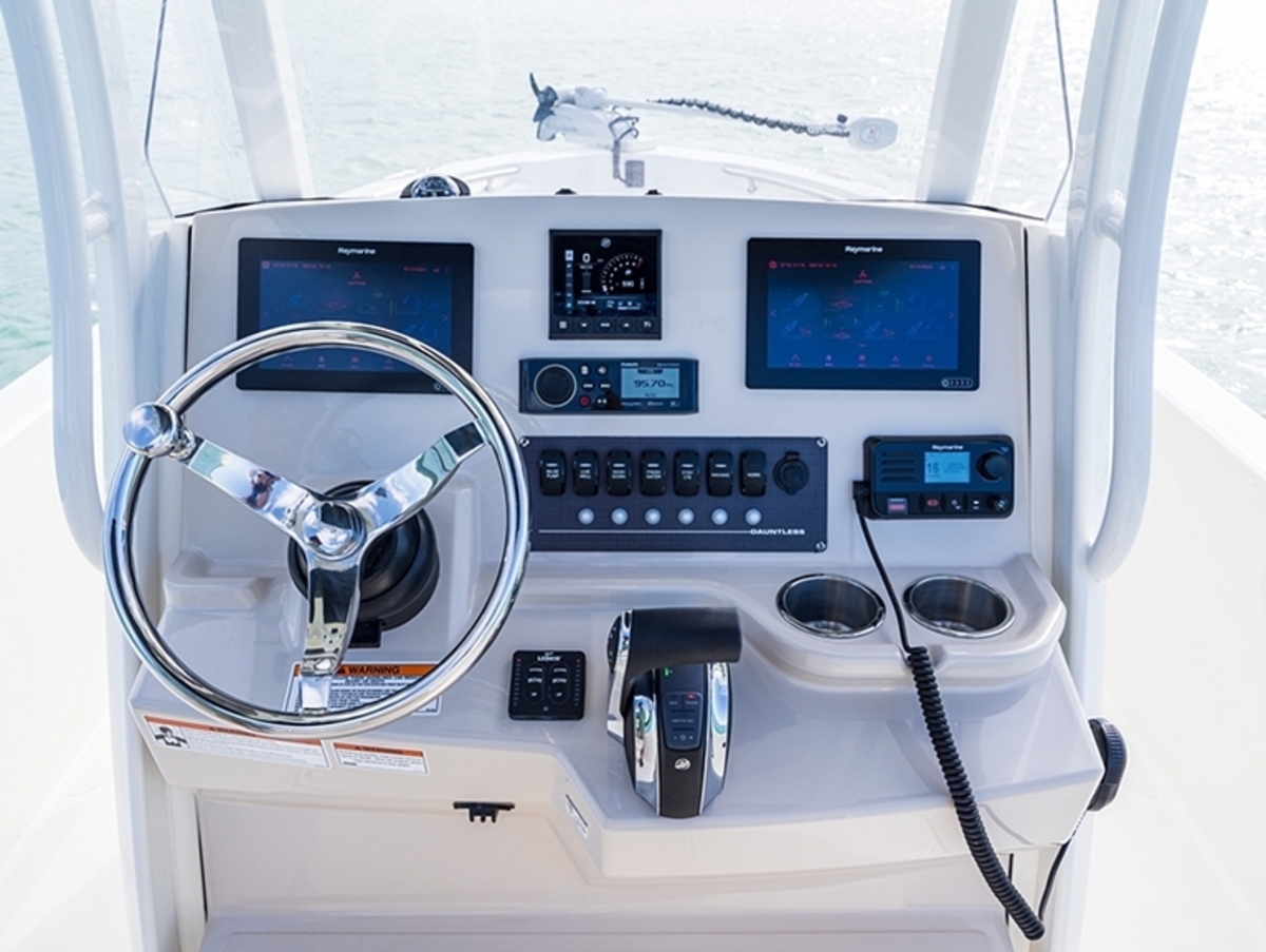 foto: 5 Boston Whaler 220 Dauntless