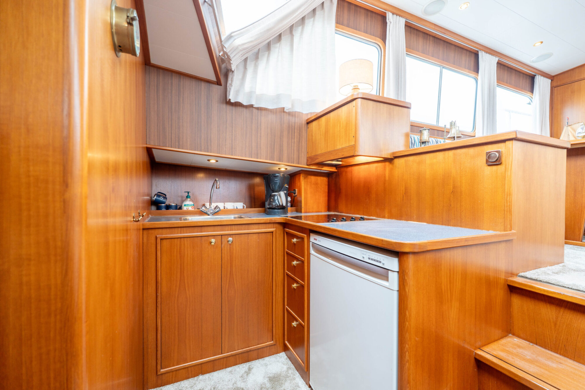 foto: 6 Pieter Beeldsnijder Pieter Beeldsnijder Spiegelkotter 15.00 VS