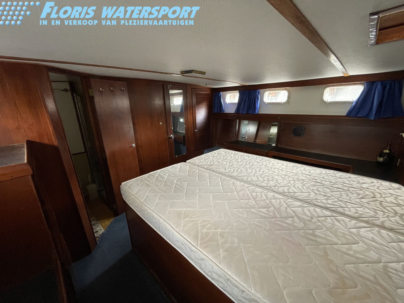 foto: 11 Trojan  44 Pilothouse