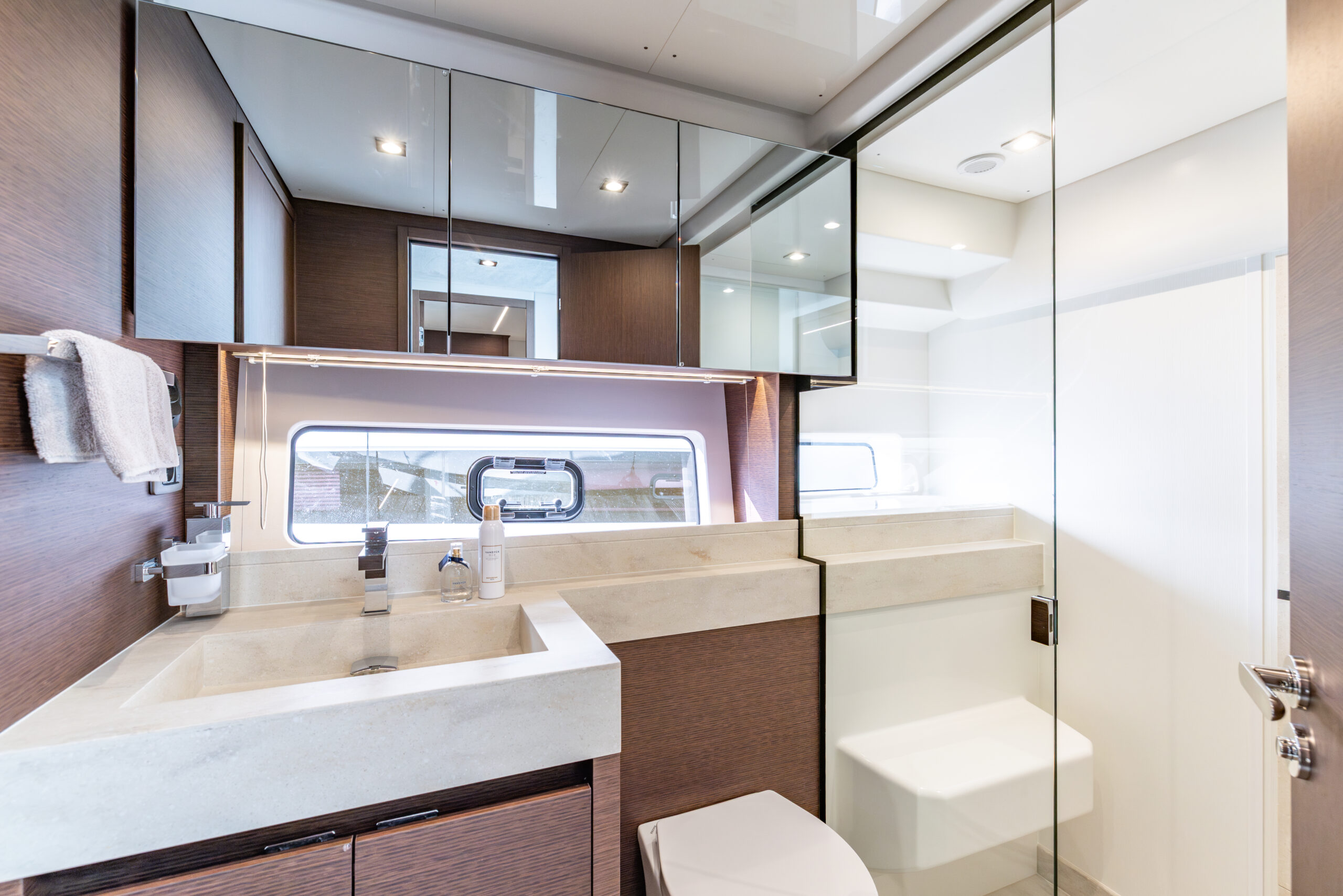 foto: 8 Prestige 590