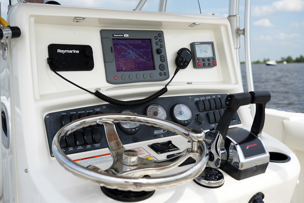 foto: 9 Boston Whaler 270 Outrage