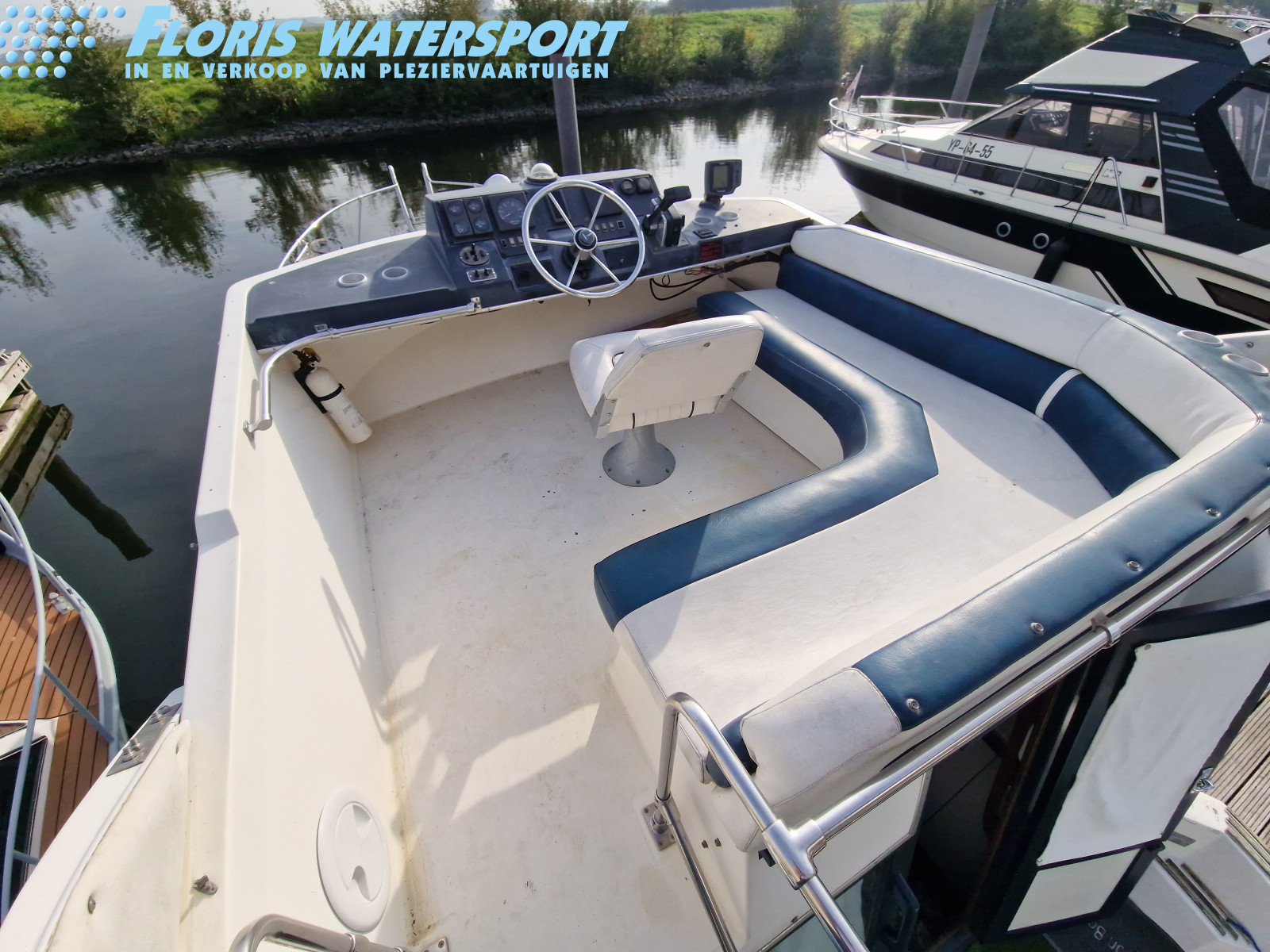 foto: 6 Bayliner 2858 Fly