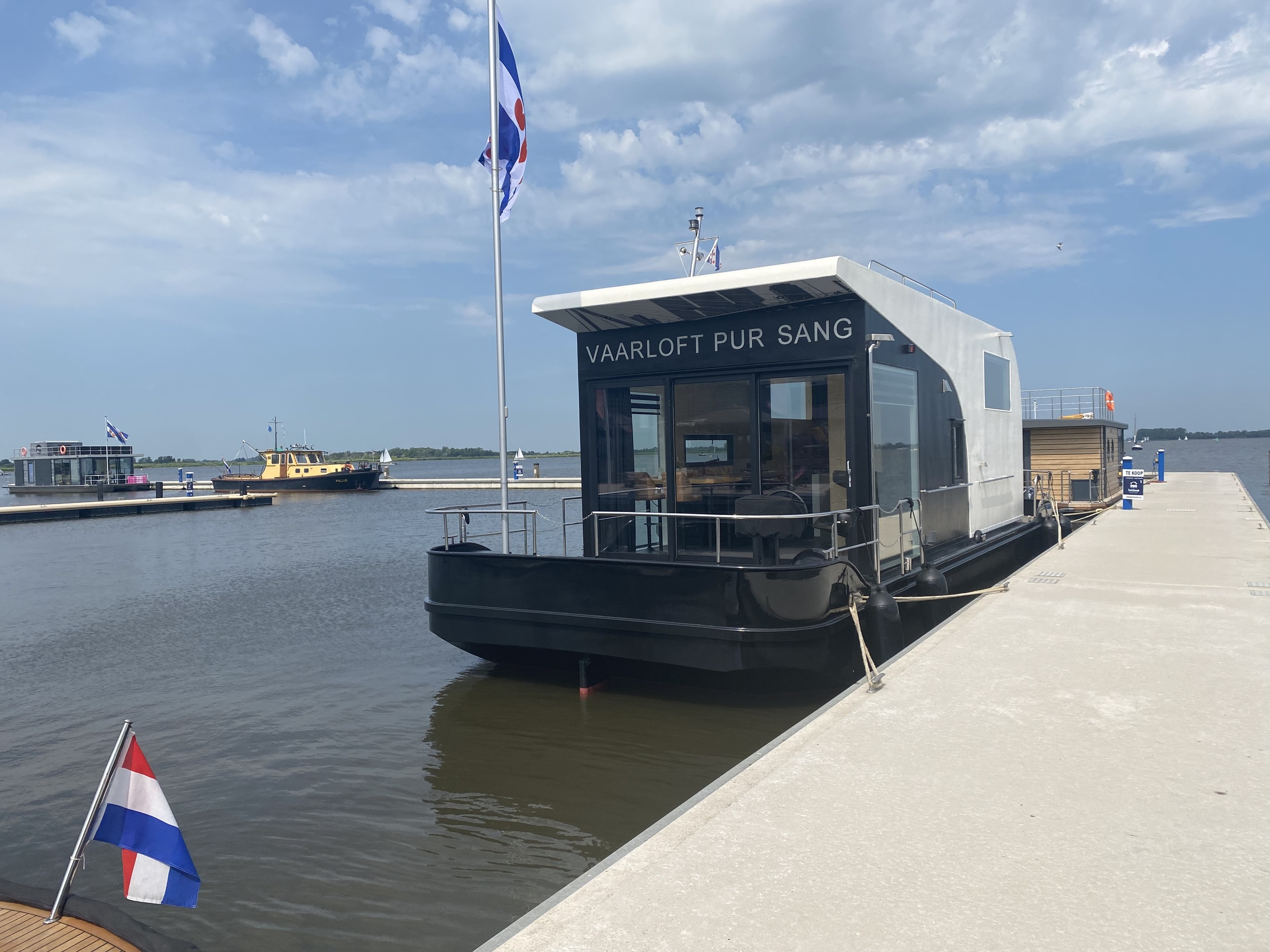 foto: 9 HOMESHIP VaarLoft Volledig Elektrische Houseboat