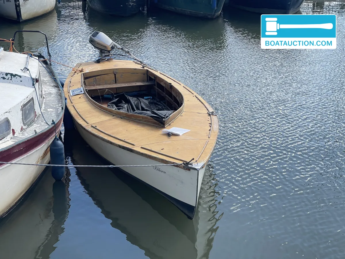 foto: 5 Motorboat 600