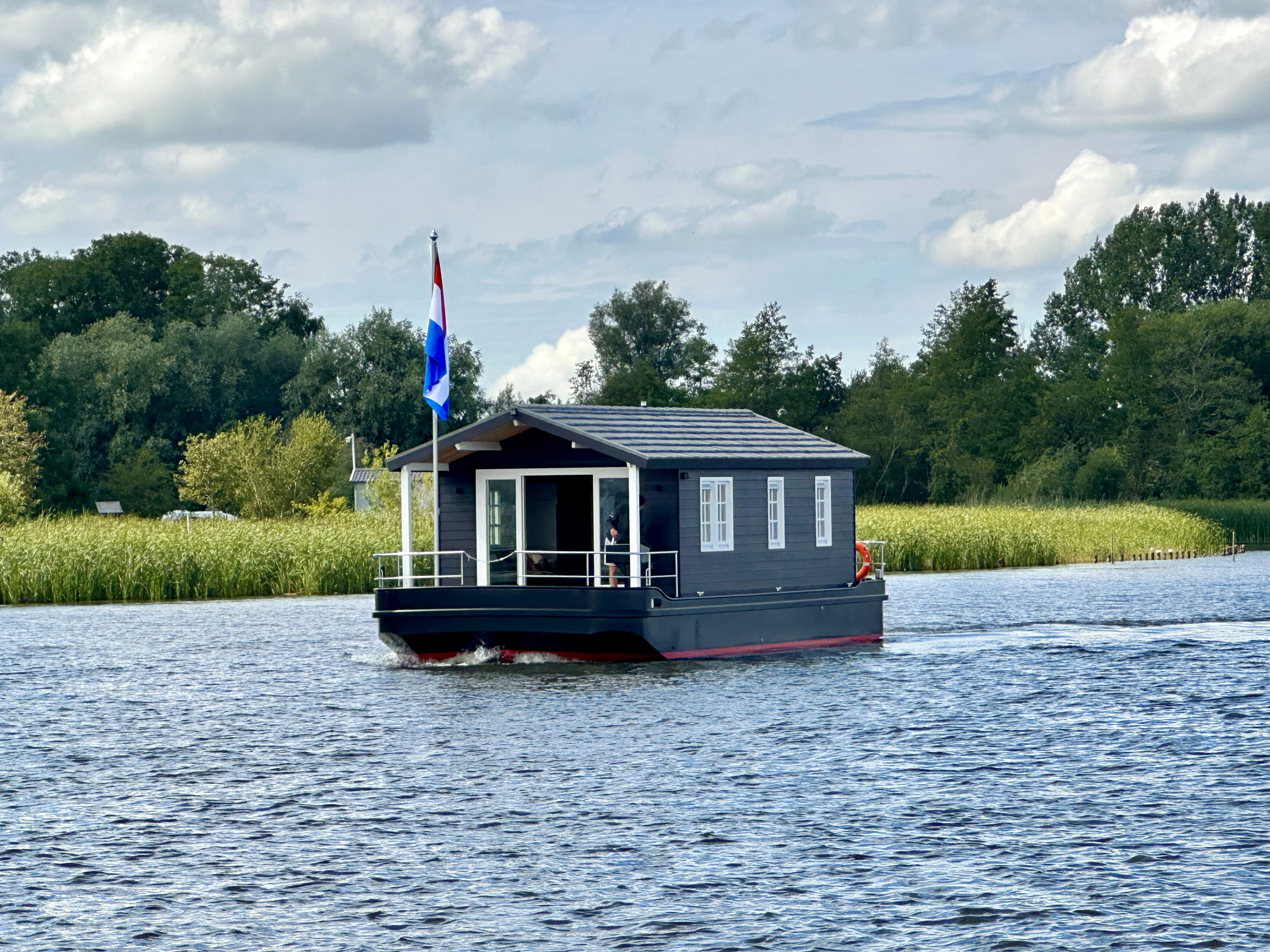 foto: 14 HOMESHIP VaarChalet 1250D Luxe Houseboat