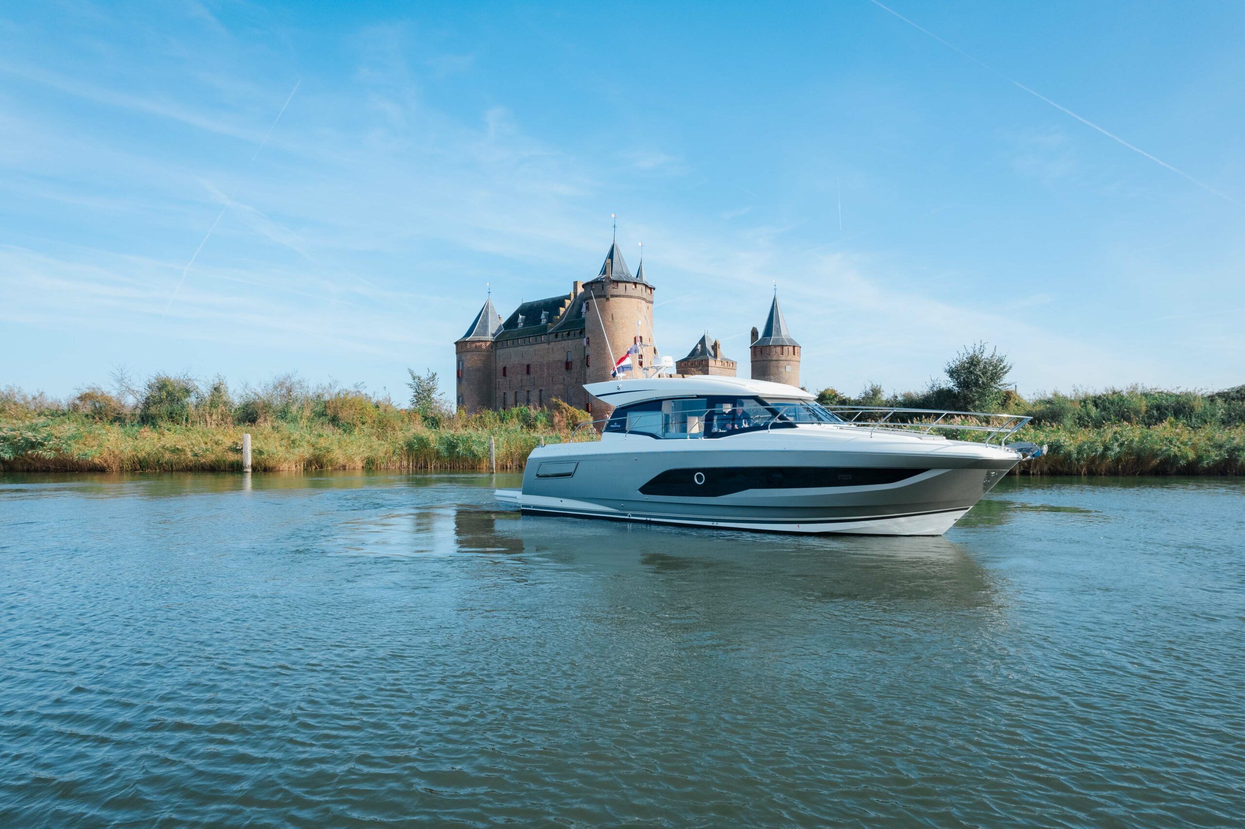 foto: 6 Prestige 420S