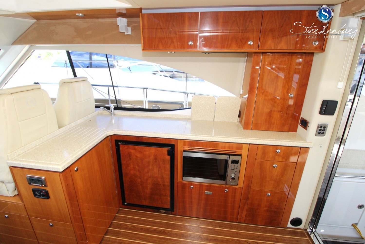 foto: 19 Rivièra 4700 Sport Yacht