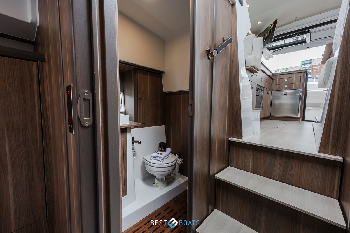 foto: 8 Sealine C330