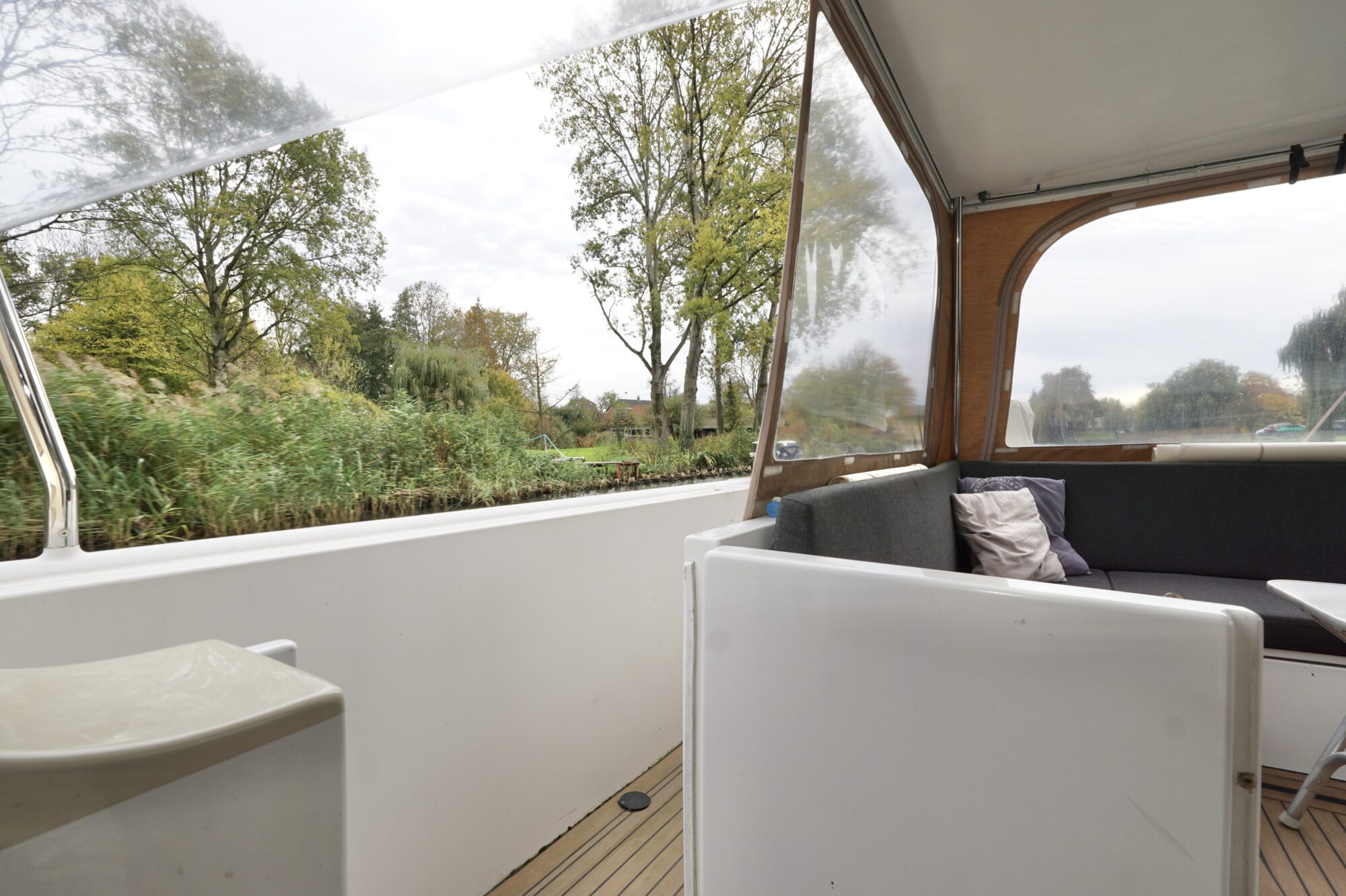 foto: 30 Serious Yachts Serious Yachts Gently Low Bridge 45 Sedan