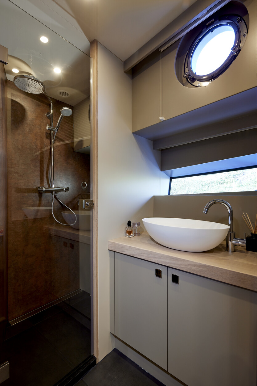 foto: 5 Van den Hoven Voyager 50