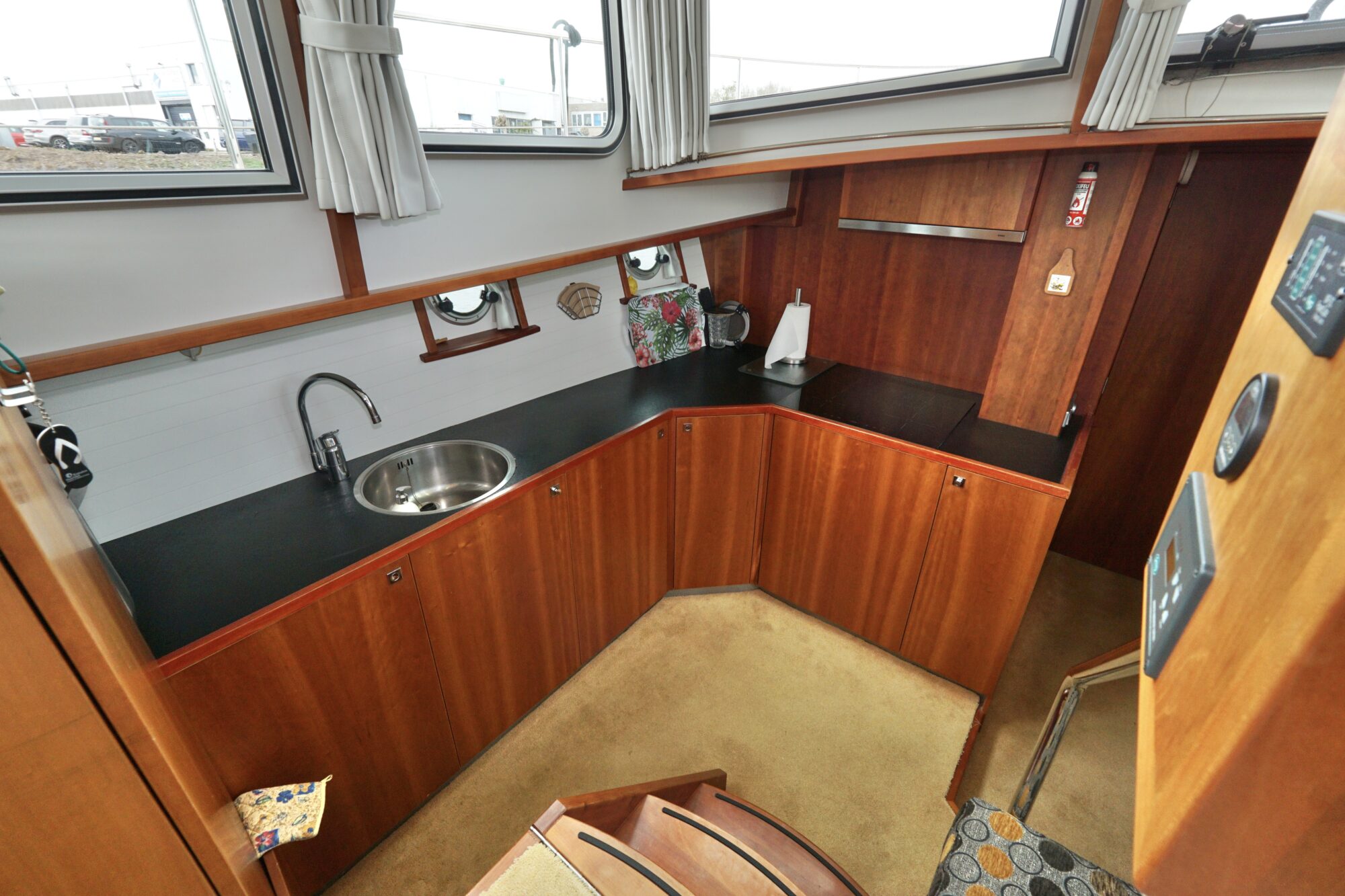 foto: 31 Serious Yachts Serious Yachts Gently Low Bridge 45 Sedan