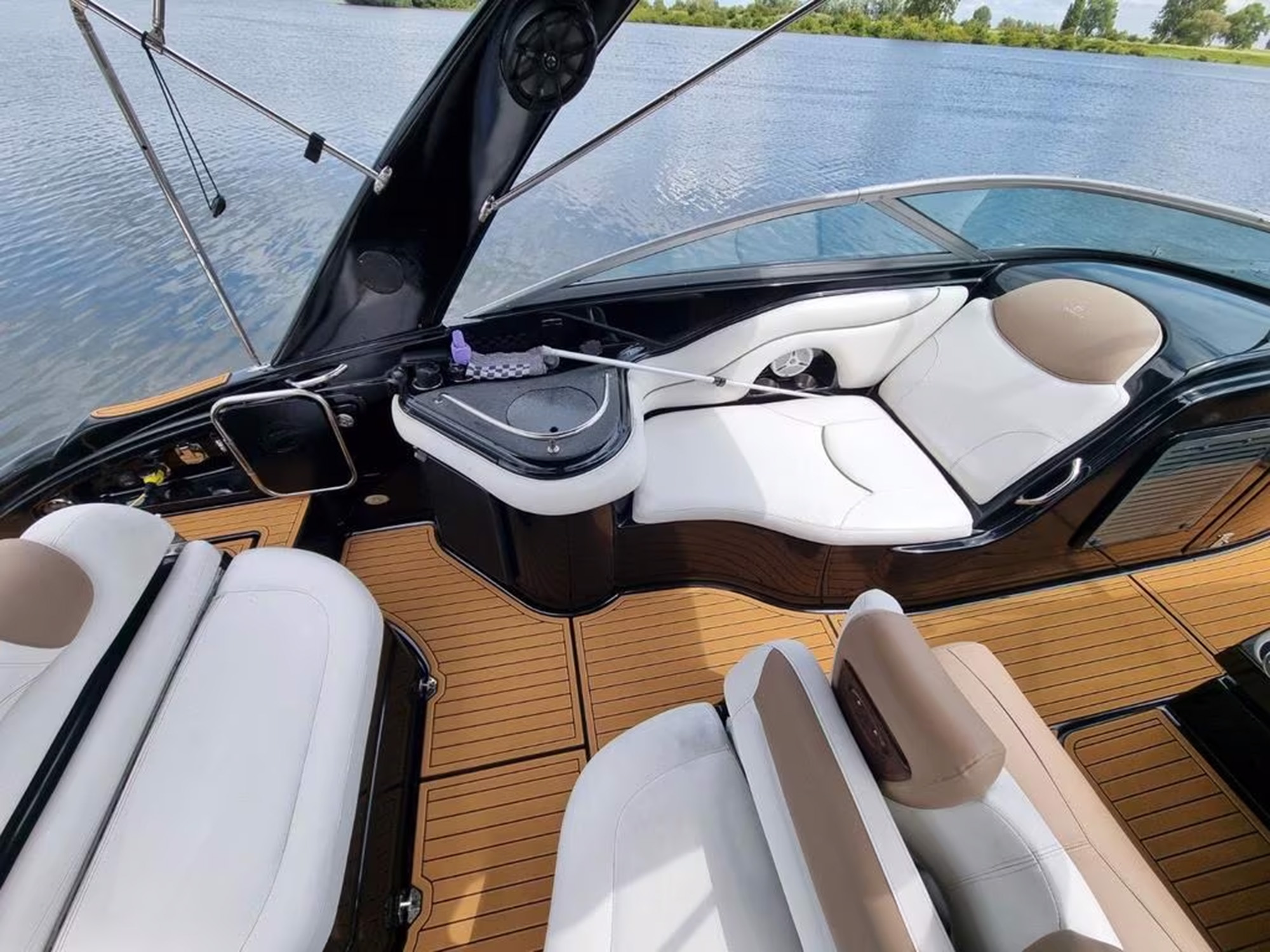 foto: 9 Crownline 320 bowrider black