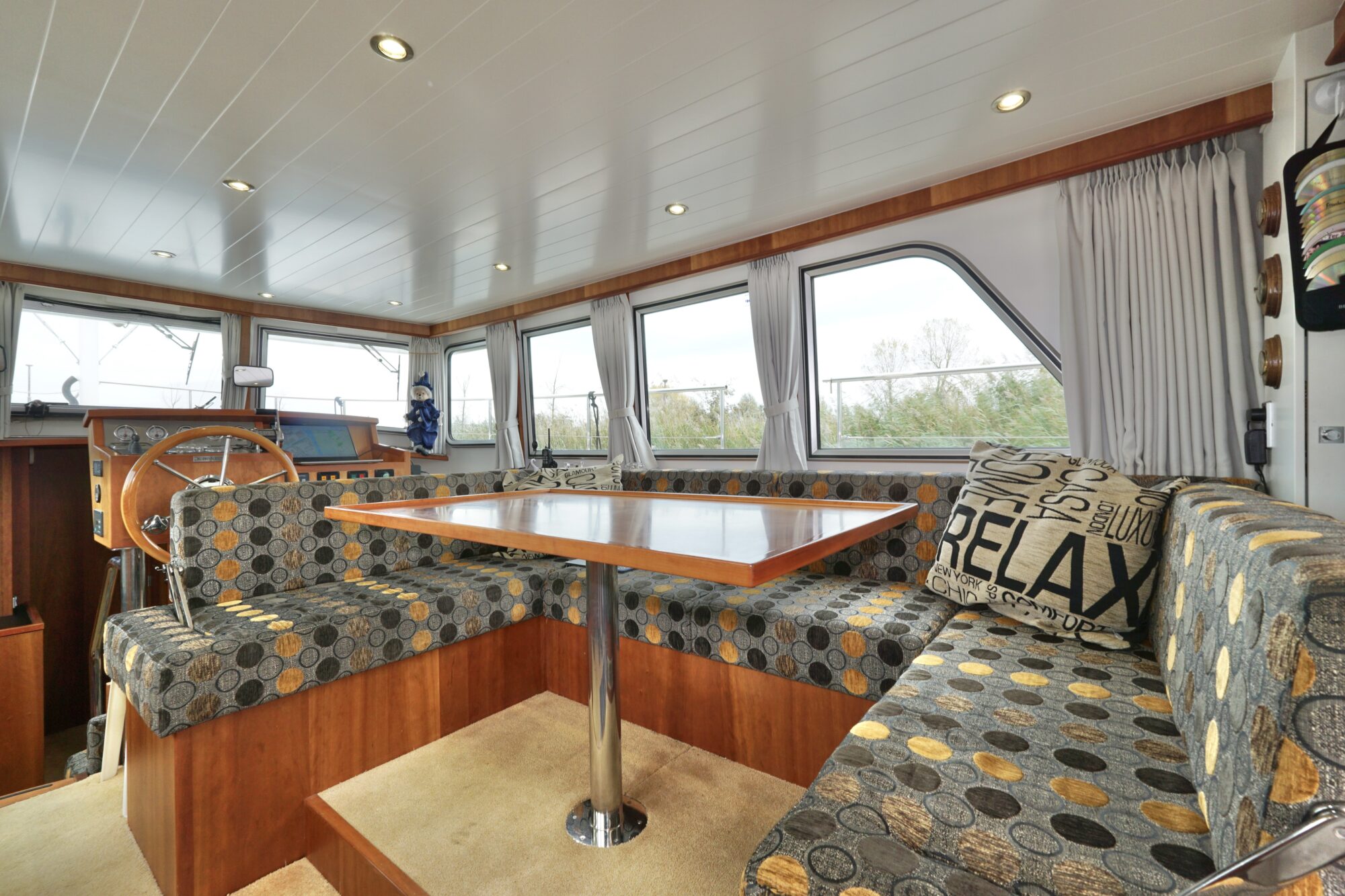 foto: 32 Serious Yachts Serious Yachts Gently Low Bridge 45 Sedan