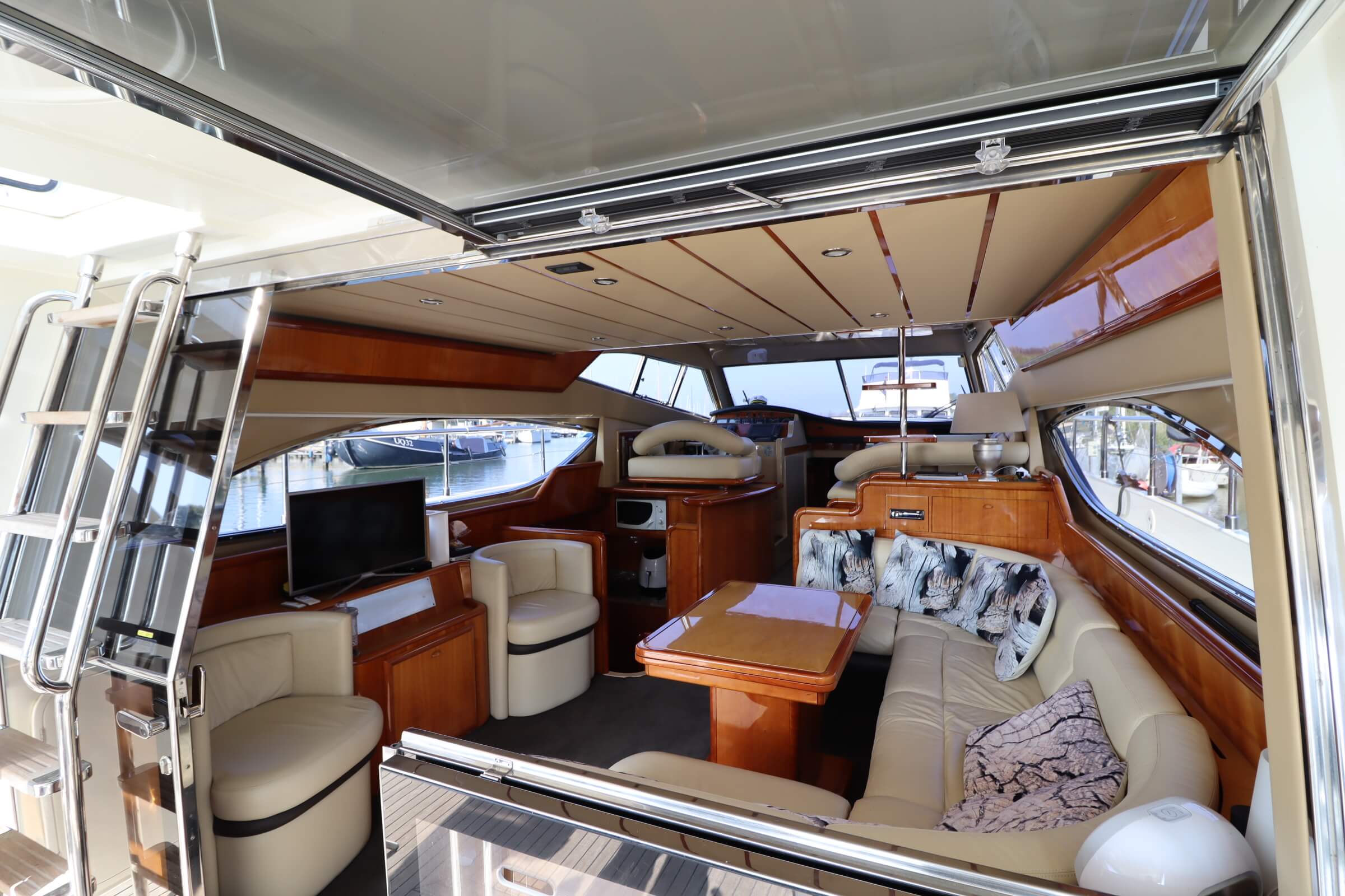 foto: 18 Ferretti Yachts 530