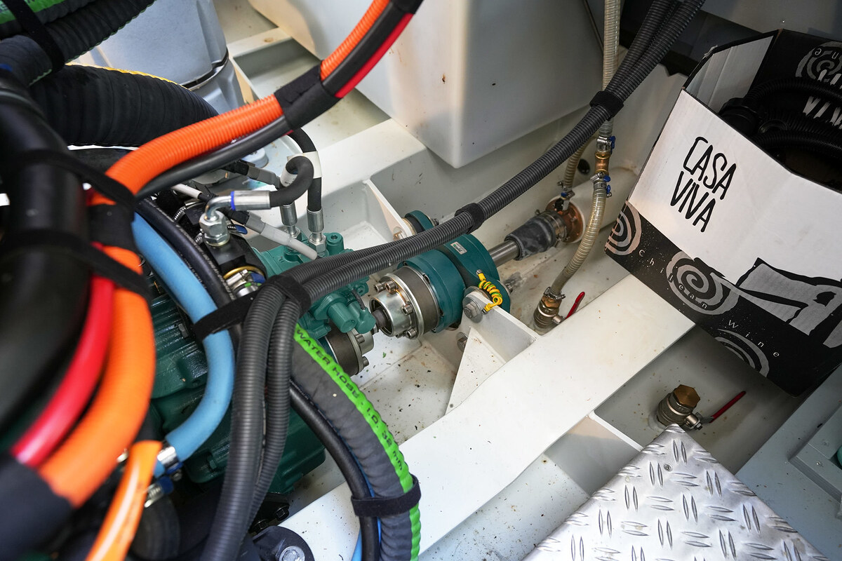 foto: 14 Linssen Grand Sturdy 410 AC Variotop met stabilisator