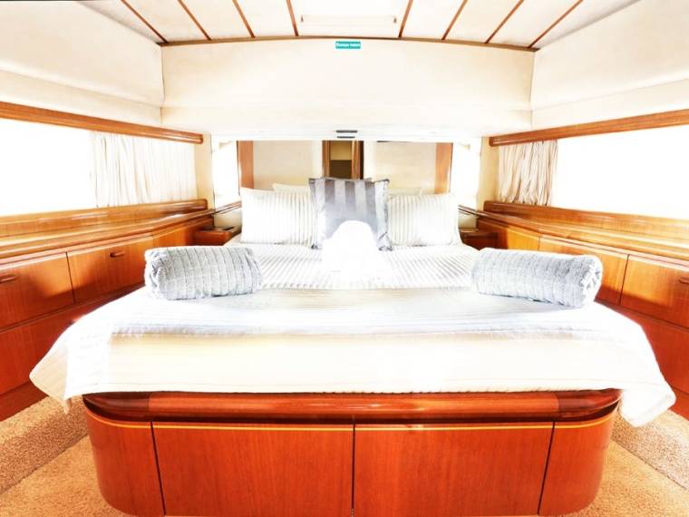 foto: 8 Ferretti 210 Fly