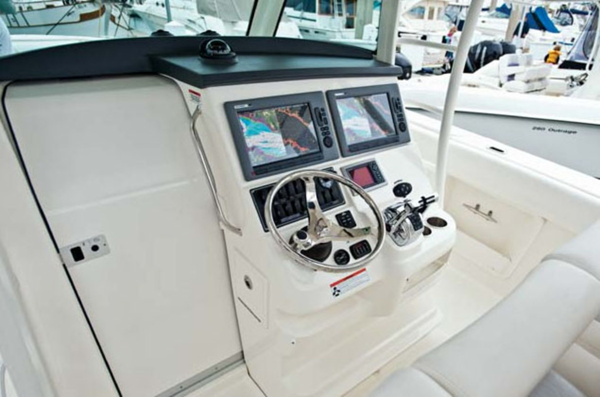 foto: 9 Boston Whaler 380 Outrage