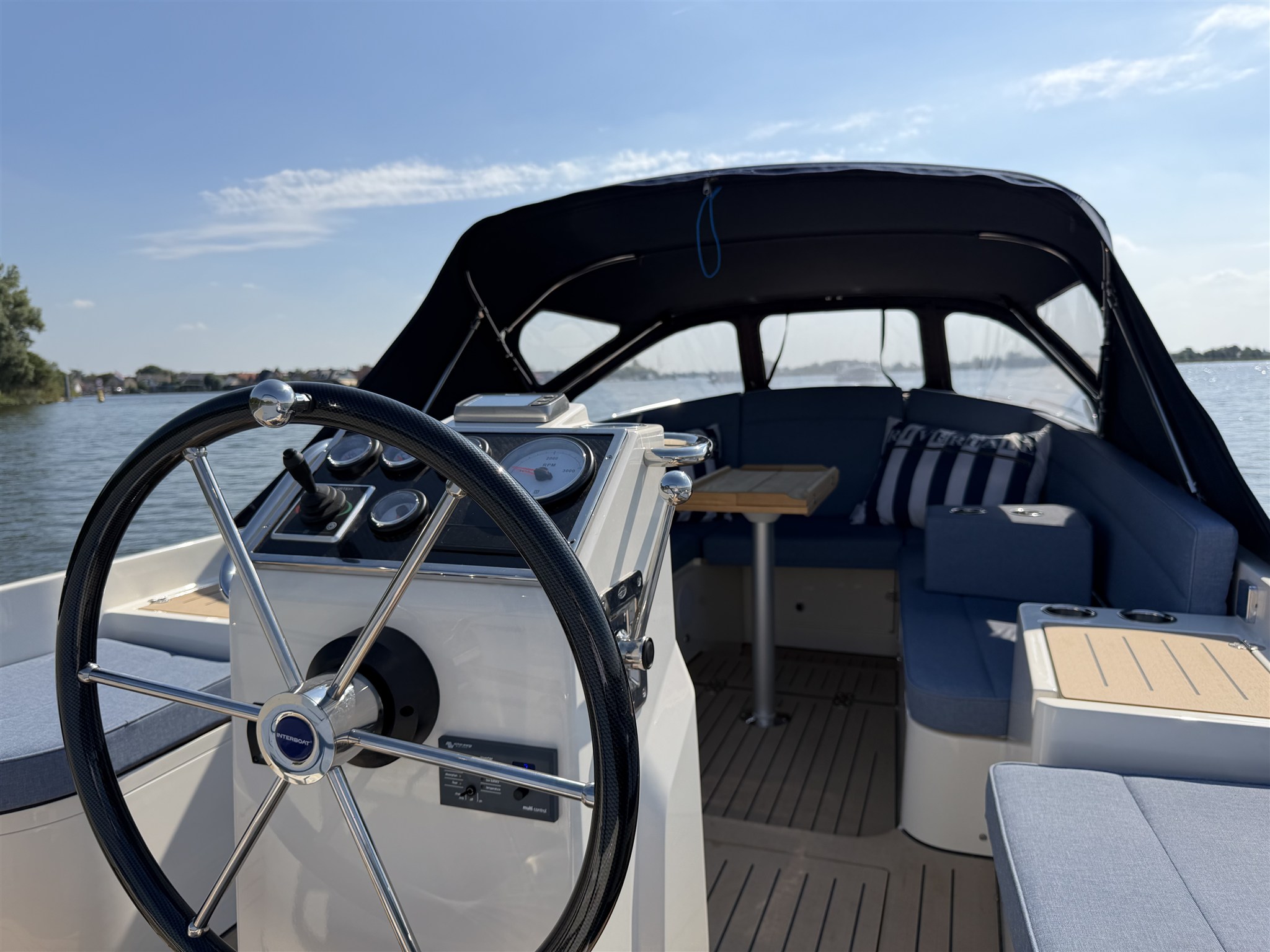 foto: 12 Interboat Intender 750 Cabin