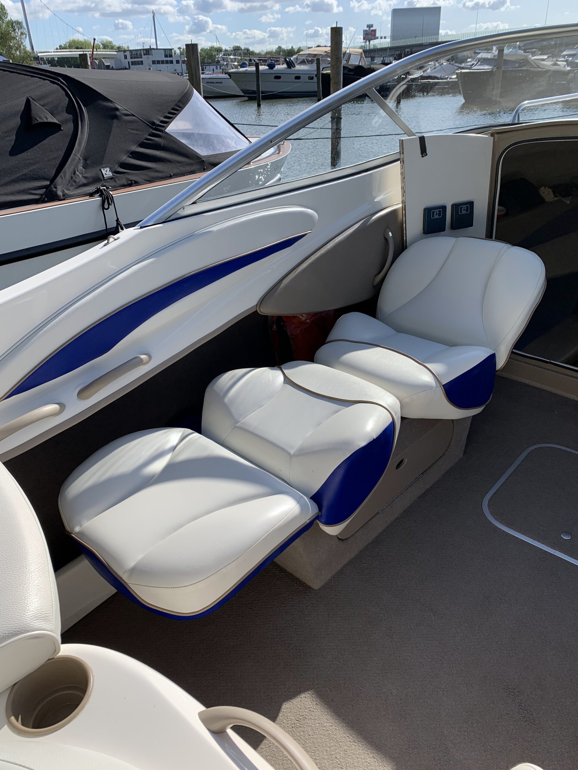 foto: 5 Bayliner 212 Cuddy