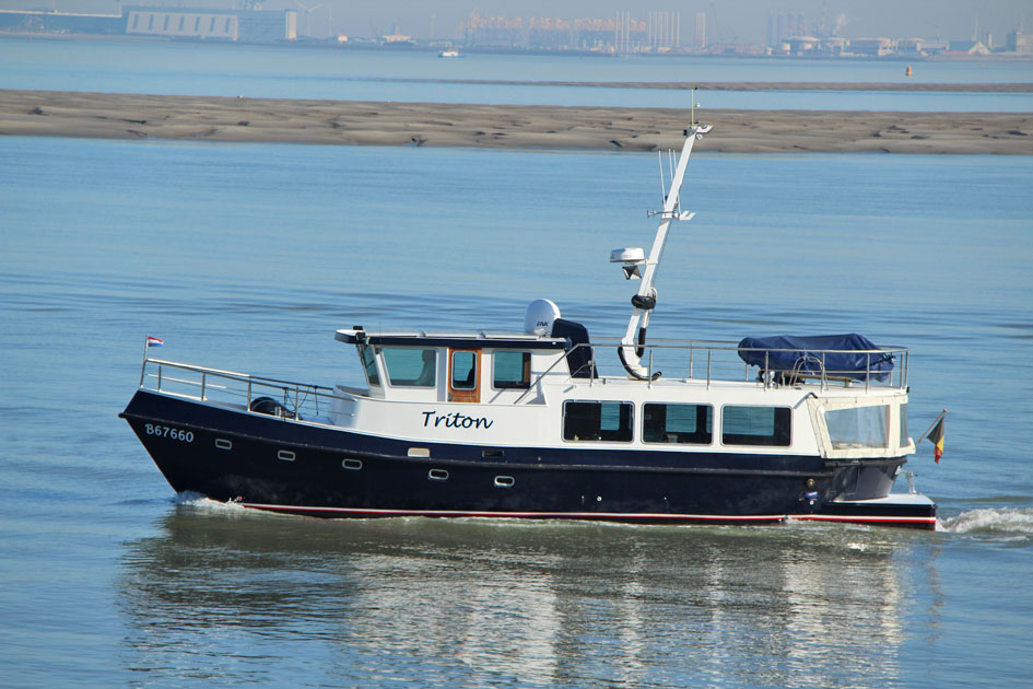 foto: 17 Trawlerjacht 48, zeegaand