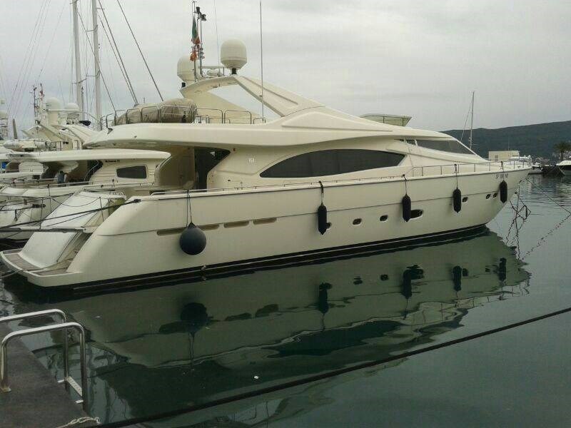 foto: 5 Ferretti  880